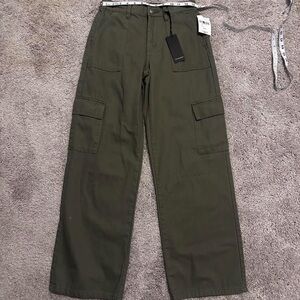 Forever 21 Olive green wide leg cargo pants fits a size 12/13